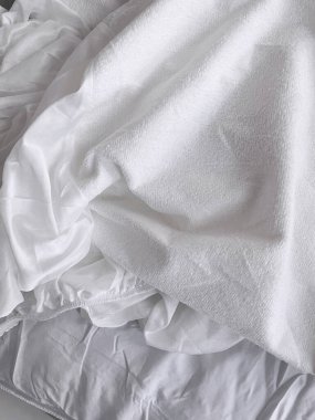 Beyaz yatak örtüsü ve yumuşak kıvrımlı yatak örtüsü ve doğal tekstil dokusu. Otel, sağlık, hijyen, cilt bakımı ve yaşam tarzı için temiz bir özgeçmiş.