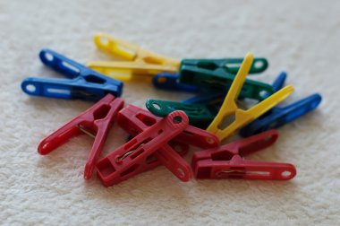 renkli plastik clothespins