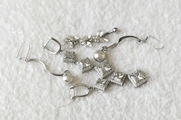 Silver smycken på vita textur, svartvit Foto — Stockfoto
