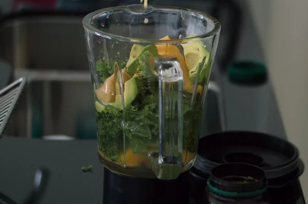 Verse groenten en fruit in een blender — Stockfoto