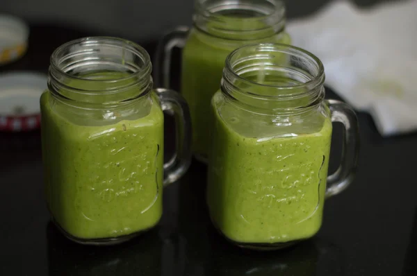Домашний зеленый смузи в трех стаканах — стоковое фото