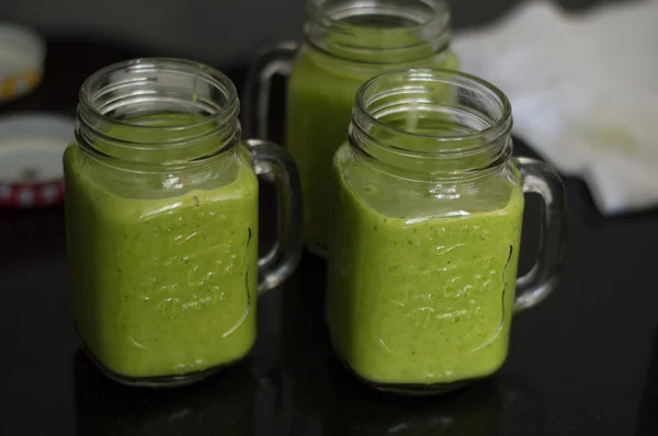 Hausgemachter grüner Smoothie in drei Gläsern — Stockfoto