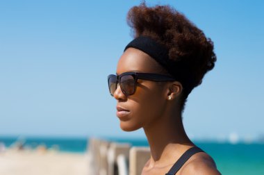 Deniz kenarında yakalanan Afrikalı kadın portresi