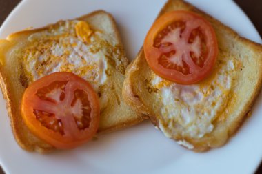 Yumurta ve domates, seçici odak ile iki tost