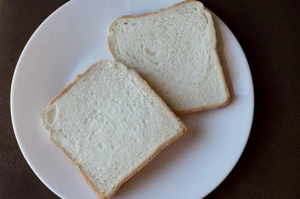 2 rebanadas de pan blanco en un plato blanco —  Fotos de Stock