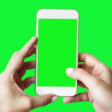 Yeşil ekranda akıllı telefon kullanılıyor 