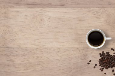 Bardaklarda sıcak kahve ve fasulye izole edilmiş.