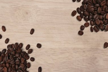 Üst düzey kahve çekirdekleri ahşap masada izole edilmiş.