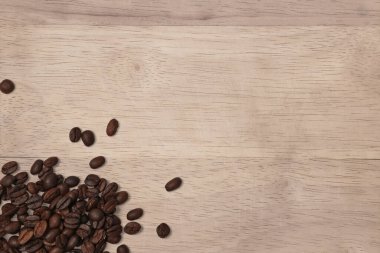 Üst düzey kahve çekirdekleri ahşap masada izole edilmiş.