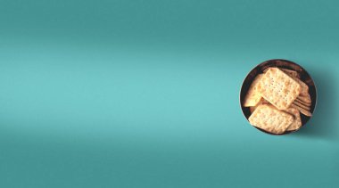 Krakerler kahvaltı konsepti olarak tabağa konur.