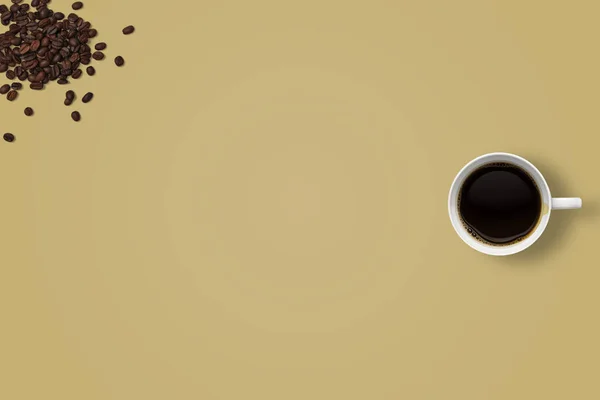 위에서 바라본 뜨거운 커피와 커피콩 — 스톡 사진