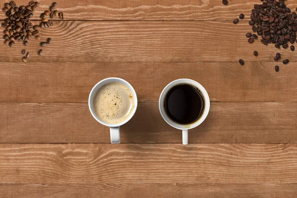 Heißer Schwarzer Kaffee Und Cappuccino Auf Tasse Bohnen Isoliert — Stockfoto