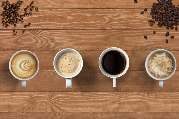 çeşitli kahve kapuçino latte ahşap masada izole