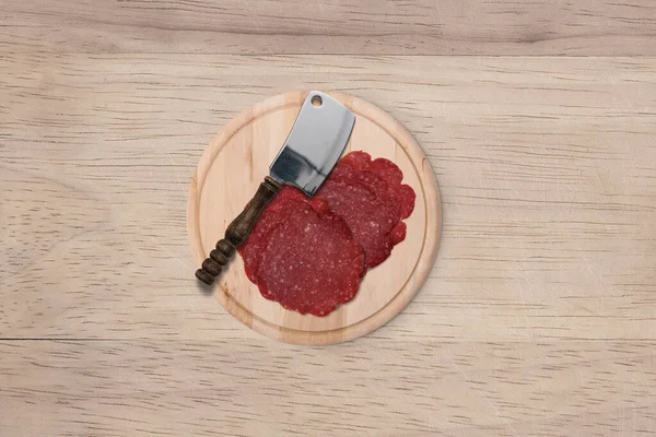 Tahtada salam eti dilimleri. İtalyan gıda konsepti