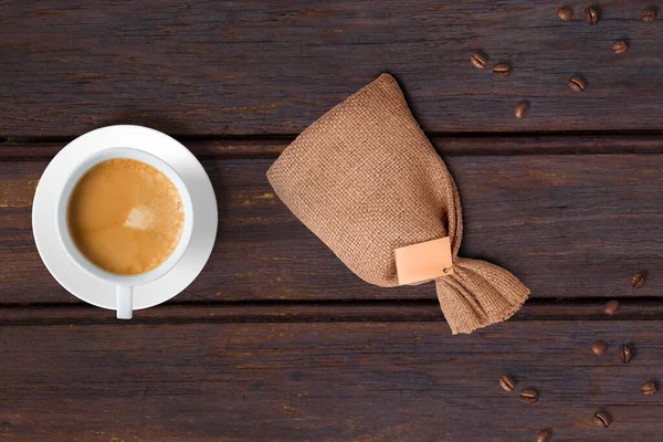 Kaffee Cappuccino Latte Mit Bohnen Isoliert Auf Holztisch — Stockfoto