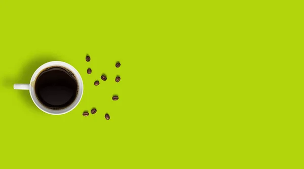 Kaffeebecher Und Bohnen Von Oben Isoliert — Stockfoto