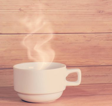 Kahve fincanının buharlı resmini kapat