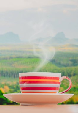 Buharlı kahve fincanı geliyor.