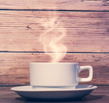 Sabah sıcak kahve fincanı buharlı.