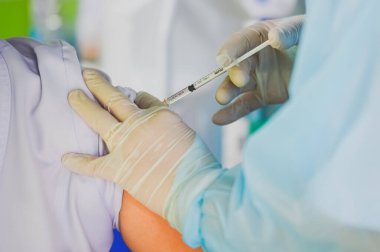 Doktorun hastaya iğne yapma, koronavirüs konsepti seçmeli odak noktası 