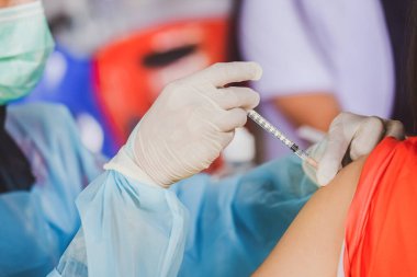 Doktorun hastaya iğne yapma, koronavirüs konsepti seçmeli odak noktası 