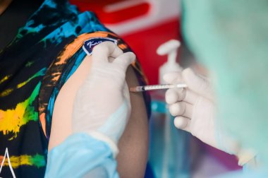 Doktorun hastaya iğne yapma, koronavirüs konsepti seçmeli odak noktası 