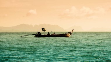 Güzel denizde bir tekne