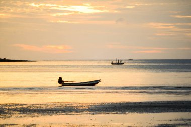Güzel denizde bir tekne