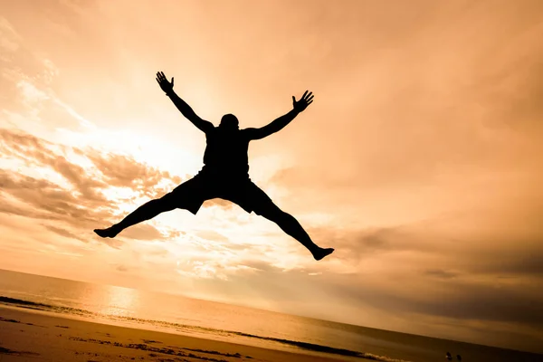 Силуэт Человека Прыгающего Пляже — стоковое фото