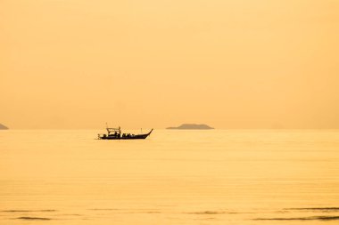 Güzel denizde bir tekne