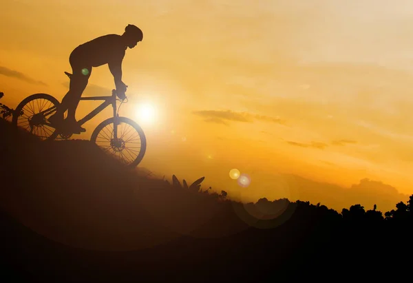 Silhueta Homem Andar Bicicleta Contra Céu — Fotografia de Stock