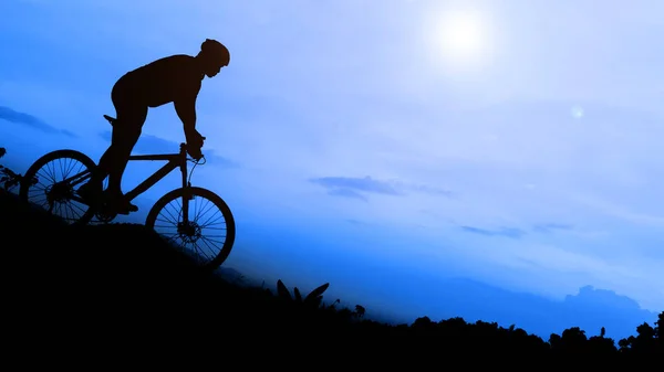 Silhouet Van Mens Rijdende Fiets Tegen Hemel — Stockfoto