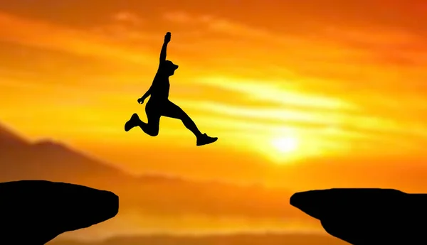 Силуэт Человека Прыгающего Фоне Солнечного Неба — стоковое фото