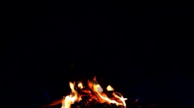 alevler siyah arkaplanda