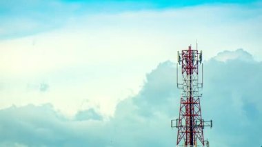 Telekomünikasyon kulesi antenleri ve mavi gökyüzü