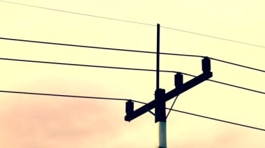 Şehrin arka planında elektrik direği