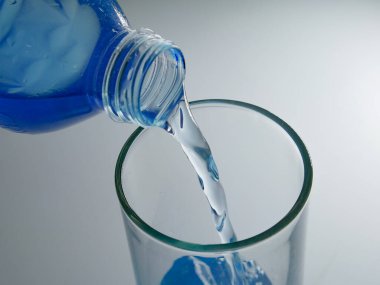 Şişeden bardağa temiz içme suyu dökün..