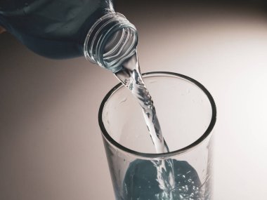 Şişeden bardağa temiz içme suyu dökün..