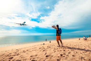19 Ekim 2019 'da kalkan uçaklara bakan turistler, Phuket Eyaleti, Tayland.