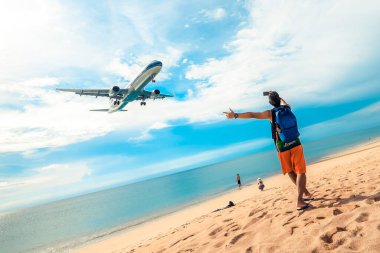 19 Ekim 2019 'da kalkan uçaklara bakan turistler, Phuket Eyaleti, Tayland.