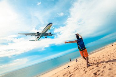 19 Ekim 2019 'da kalkan uçaklara bakan turistler, Phuket Eyaleti, Tayland.