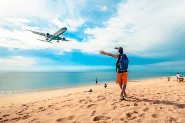 19 Ekim 2019 'da kalkan uçaklara bakan turistler, Phuket Eyaleti, Tayland.