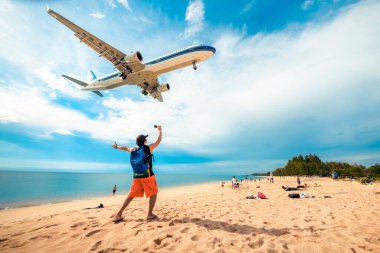 19 Ekim 2019 'da kalkan uçaklara bakan turistler, Phuket Eyaleti, Tayland.