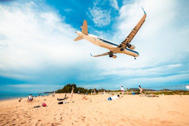 19 Ekim 2019 'da kalkan uçaklara bakan turistler, Phuket Eyaleti, Tayland.