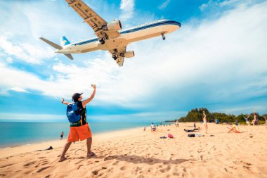 19 Ekim 2019 'da kalkan uçaklara bakan turistler, Phuket Eyaleti, Tayland.