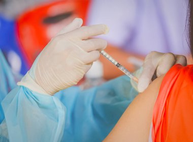 Doktorun hastaya iğne yapma, koronavirüs konsepti seçmeli odak noktası