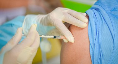 Doktorun hastaya iğne yapma, koronavirüs konsepti seçmeli odak noktası