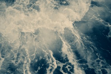 Dalgalı deniz suyu yüzeyinin arkaplan resmi