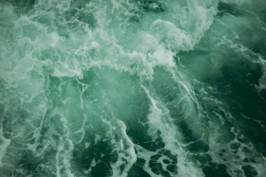 Dalgalı deniz suyu yüzeyinin arkaplan resmi