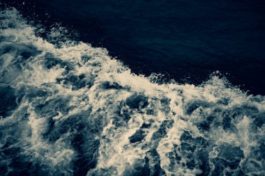 Dalgalı deniz suyu yüzeyinin arkaplan resmi